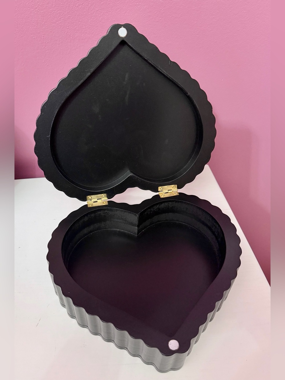 Ashland Halloween Heart Shaped Sweet & Spooky Box - Picture 2 of 6